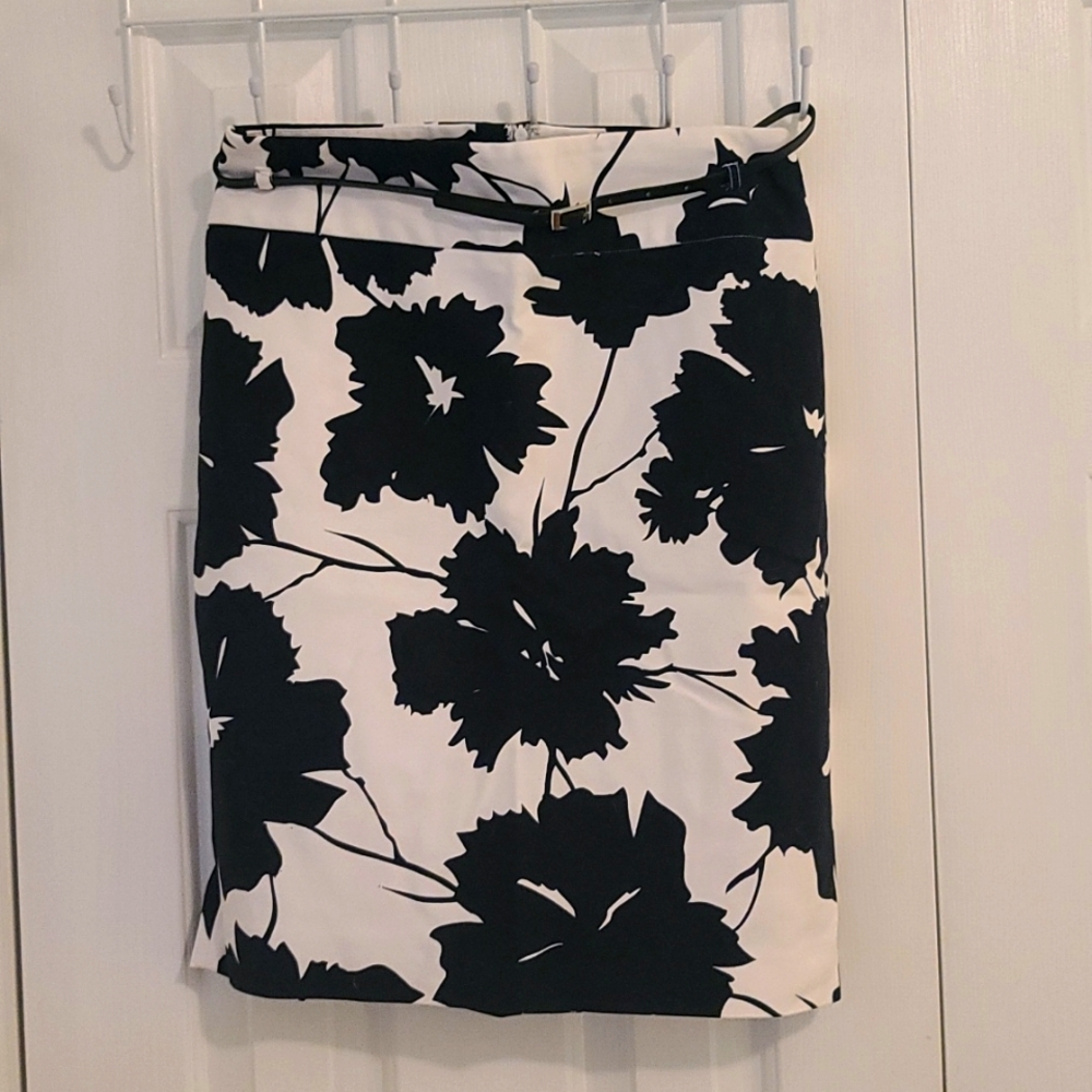 Black and white floral knee length pencil skirt by Liz Claiborne, Size 6, belt